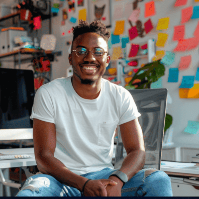 Création d'entreprise avec l'IA - Digitalchimist vous accompagne Jeune entrepreneur souriant dans un bureau moderne avec des post-it colorés, symbolisant l'innovation et l'accompagnement de Digitalchimist pour créer une entreprise avec l'IA